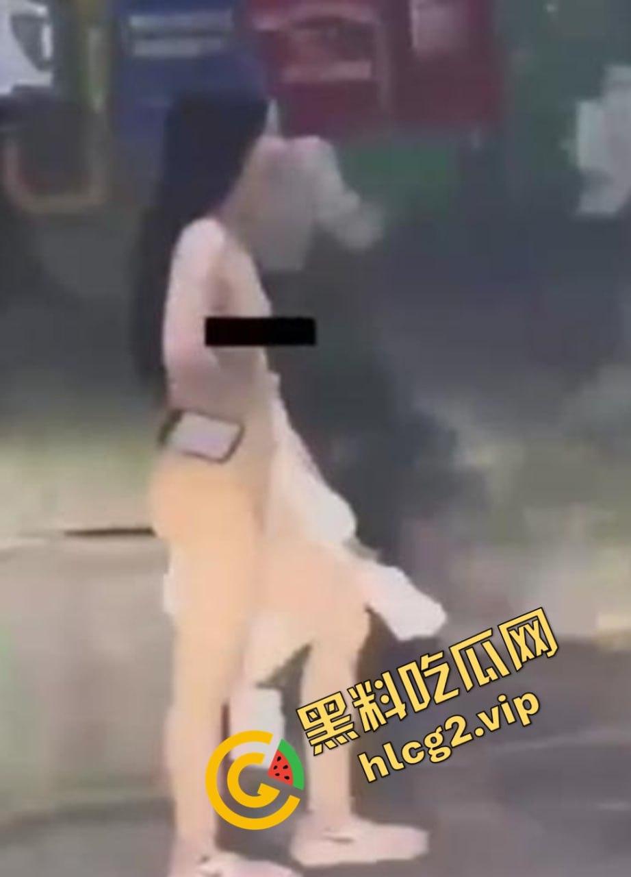 长沙解放西惊现全裸少妇!从地下停车场一丝不挂走上来!是主人的任务还是醉酒闹剧呢?