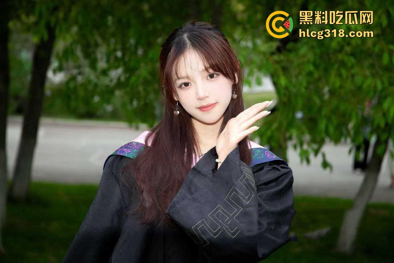 南京大学大一学妹【秦诗瑶】极品高颜值母狗，白丝开裆裤跪在地上吃主人的鸡，极具反差骚气十足！