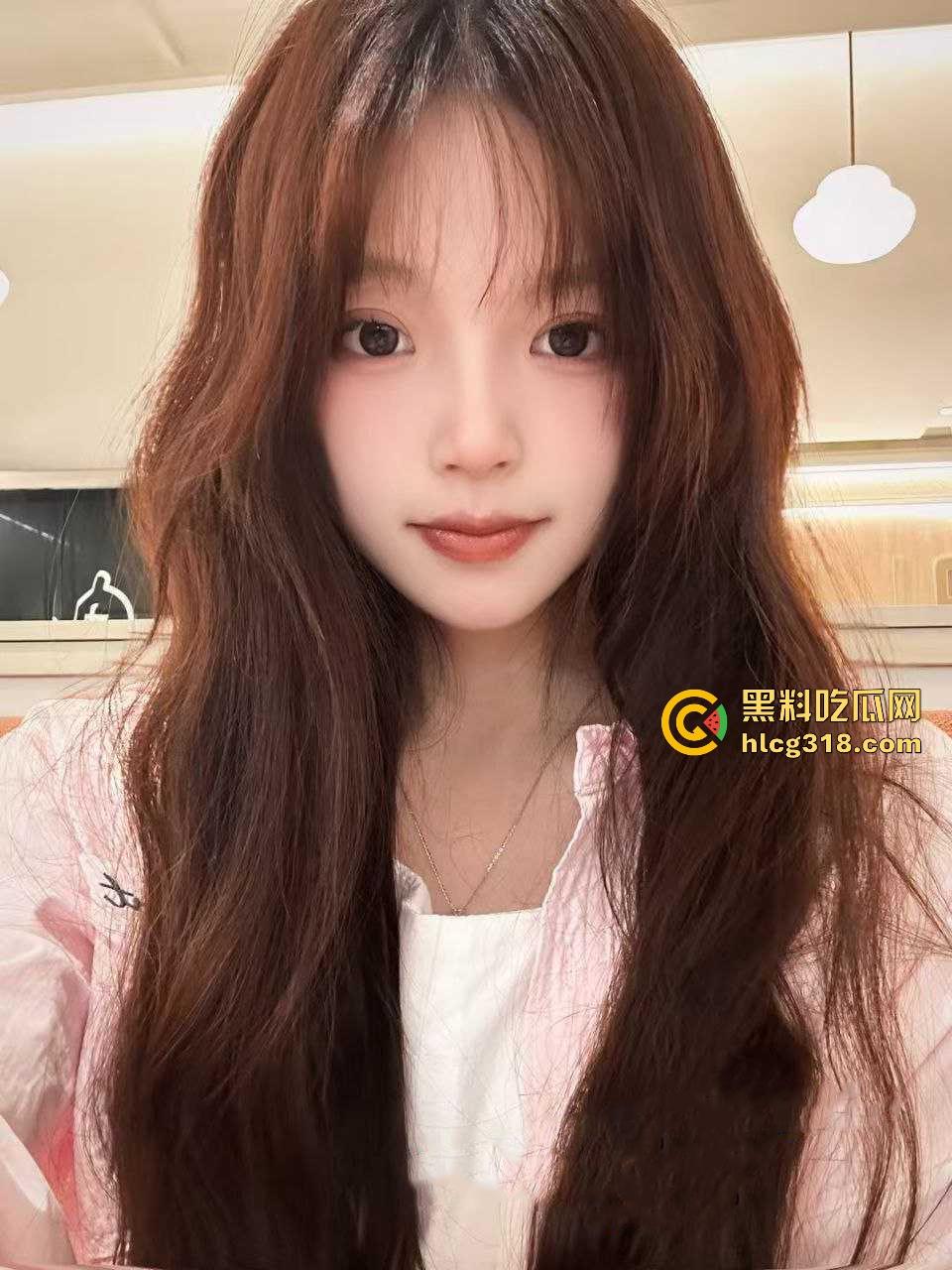 南京大学大一学妹【秦诗瑶】极品高颜值母狗,白丝开裆裤跪在地上吃主人的鸡,极具反差骚气十足!