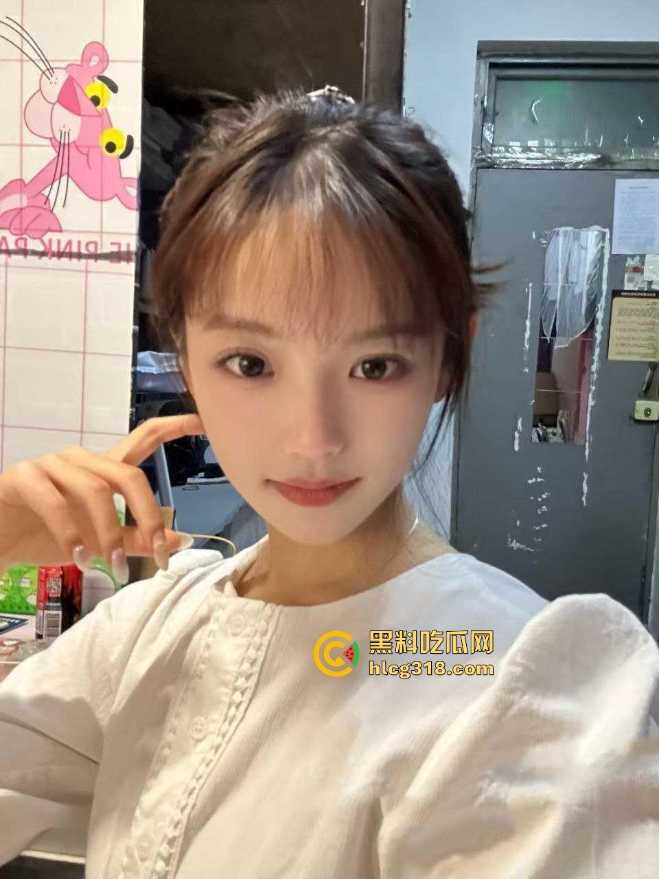 南京大学大一学妹【秦诗瑶】极品高颜值母狗,白丝开裆裤跪在地上吃主人的鸡,极具反差骚气十足!