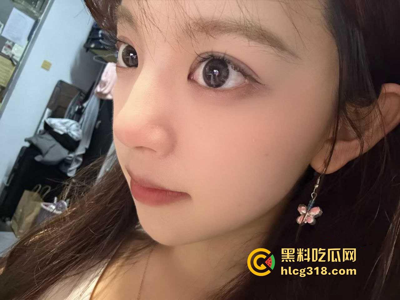 南京大学大一学妹【秦诗瑶】极品高颜值母狗,白丝开裆裤跪在地上吃主人的鸡,极具反差骚气十足!