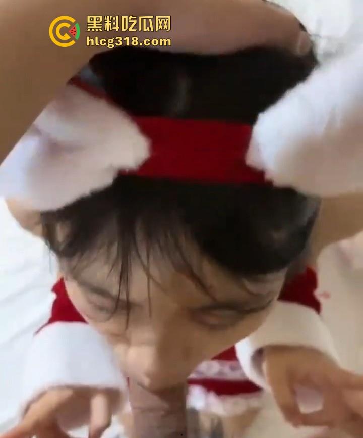 南京大学大一学妹【秦诗瑶】极品高颜值母狗,白丝开裆裤跪在地上吃主人的鸡,极具反差骚气十足!