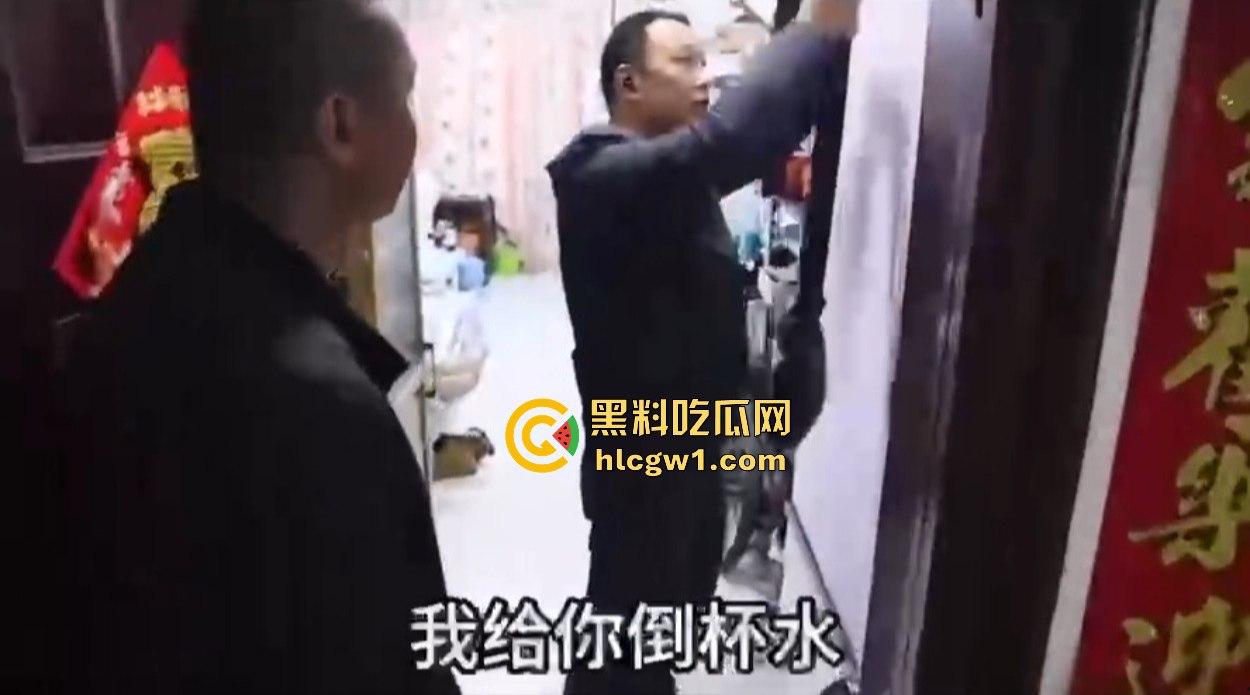 汉中市开锁师傅开门无辜撞见绿油油现场,绿帽现场捉奸,奸夫淫妇正骑马大战,老婆慌得连B都夹紧了!