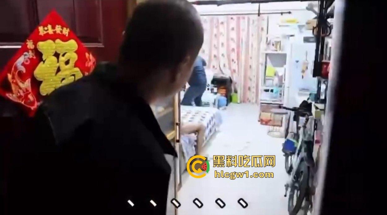 汉中市开锁师傅开门无辜撞见绿油油现场,绿帽现场捉奸,奸夫淫妇正骑马大战,老婆慌得连B都夹紧了!