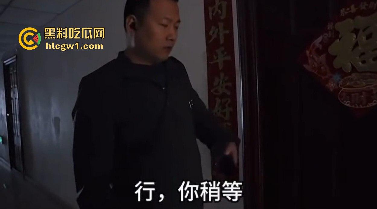 汉中市开锁师傅开门无辜撞见绿油油现场,绿帽现场捉奸,奸夫淫妇正骑马大战,老婆慌得连B都夹紧了!
