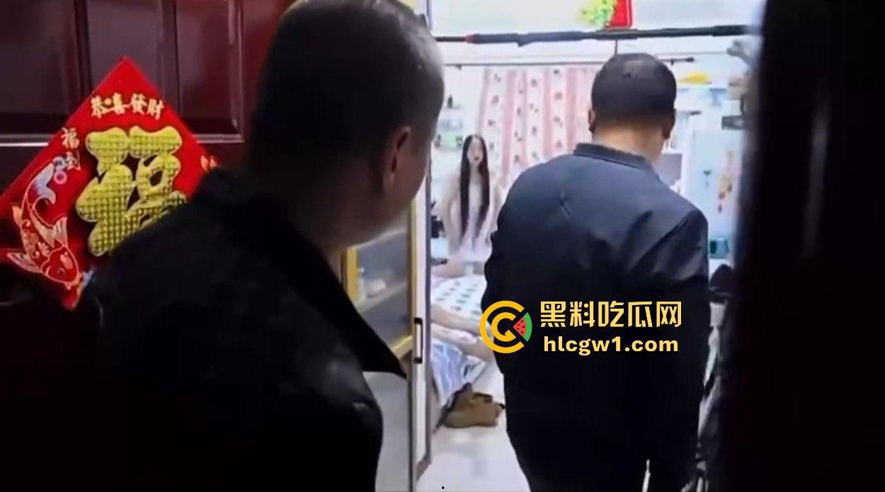 汉中市开锁师傅开门无辜撞见绿油油现场,绿帽现场捉奸,奸夫淫妇正骑马大战,老婆慌得连B都夹紧了!