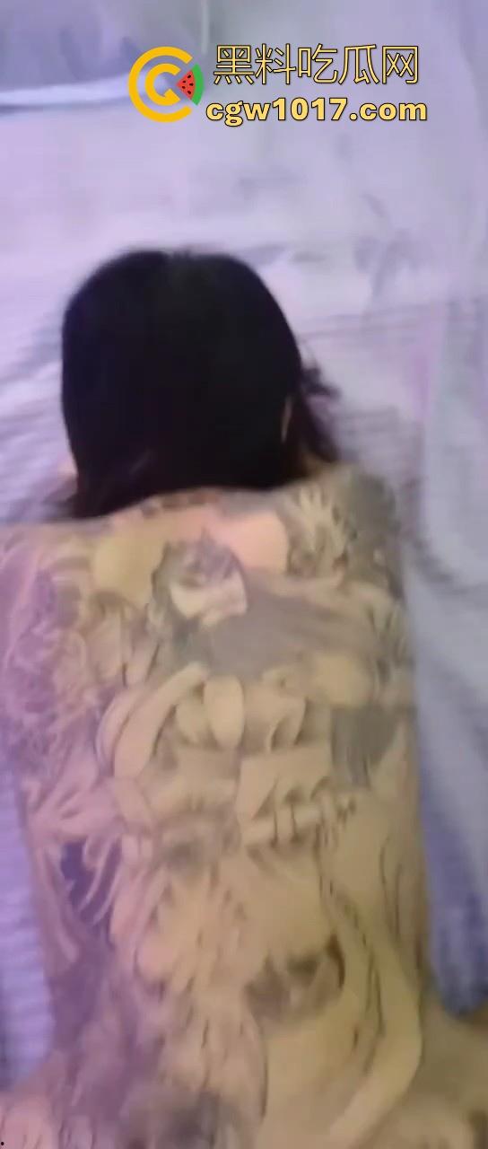 后入大满背是什么感觉?只能说看着哪背部的关公真是越操越有力气,仿佛有种魔力,根本停不下来!