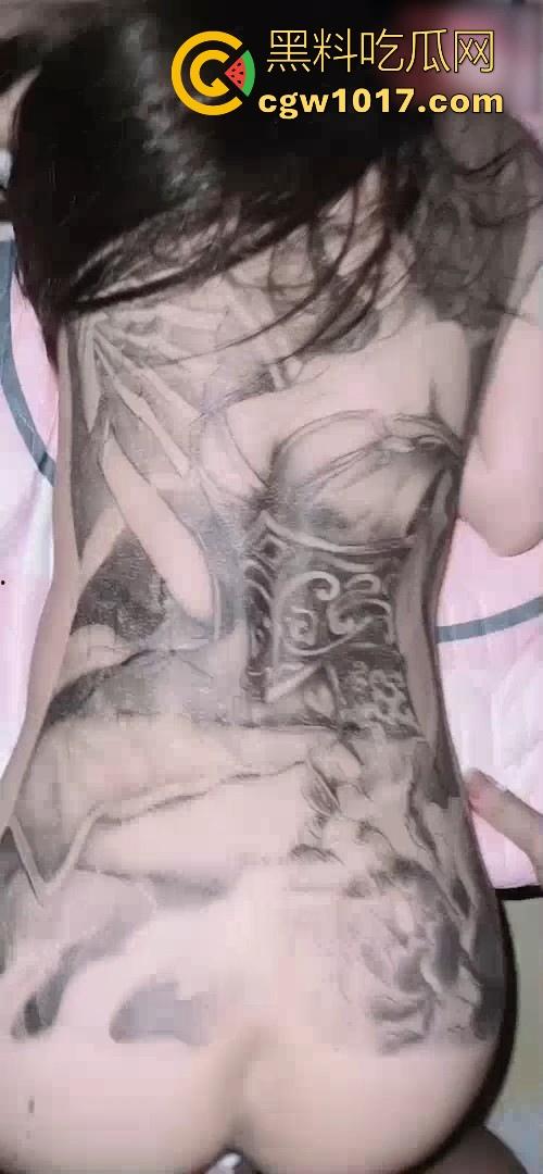 后入大满背是什么感觉?只能说看着哪背部的关公真是越操越有力气,仿佛有种魔力,根本停不下来!