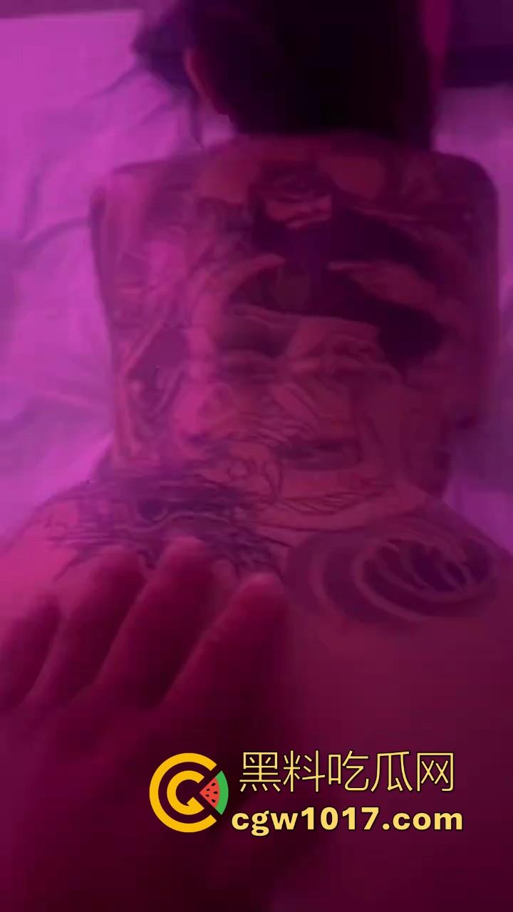 后入大满背是什么感觉?只能说看着哪背部的关公真是越操越有力气,仿佛有种魔力,根本停不下来!