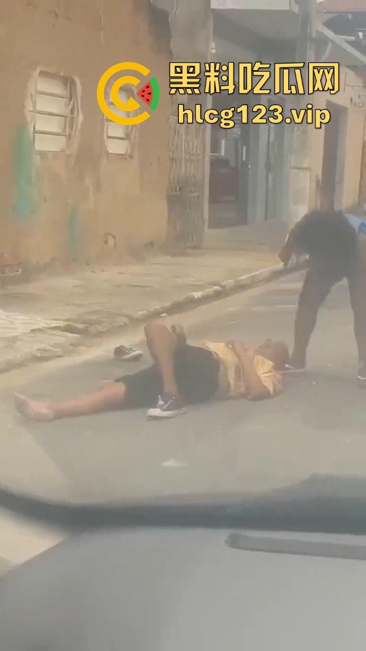 巴西刀妹街头大开杀戒!持刀乱砍,残忍程度堪比暴力片,血流成河!