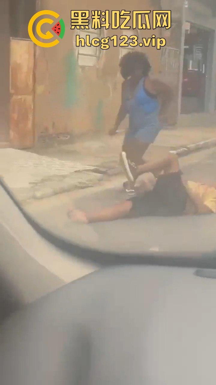 巴西刀妹街头大开杀戒!持刀乱砍,残忍程度堪比暴力片,血流成河!