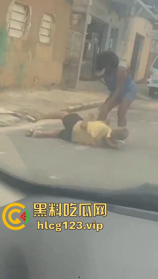 巴西刀妹街头大开杀戒!持刀乱砍,残忍程度堪比暴力片,血流成河!