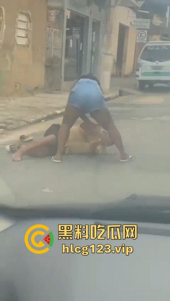 巴西刀妹街头大开杀戒!持刀乱砍,残忍程度堪比暴力片,血流成河!