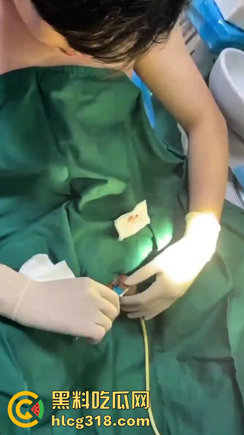 广西猛男刀切小鸡鸡,00后小火竟自己动手割下鸡巴,还给女友口交玩弄,现在都玩这么变态了么!