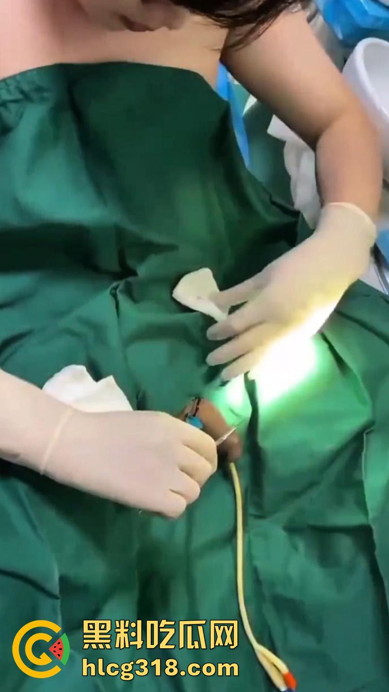 广西猛男刀切小鸡鸡,00后小火竟自己动手割下鸡巴,还给女友口交玩弄,现在都玩这么变态了么!