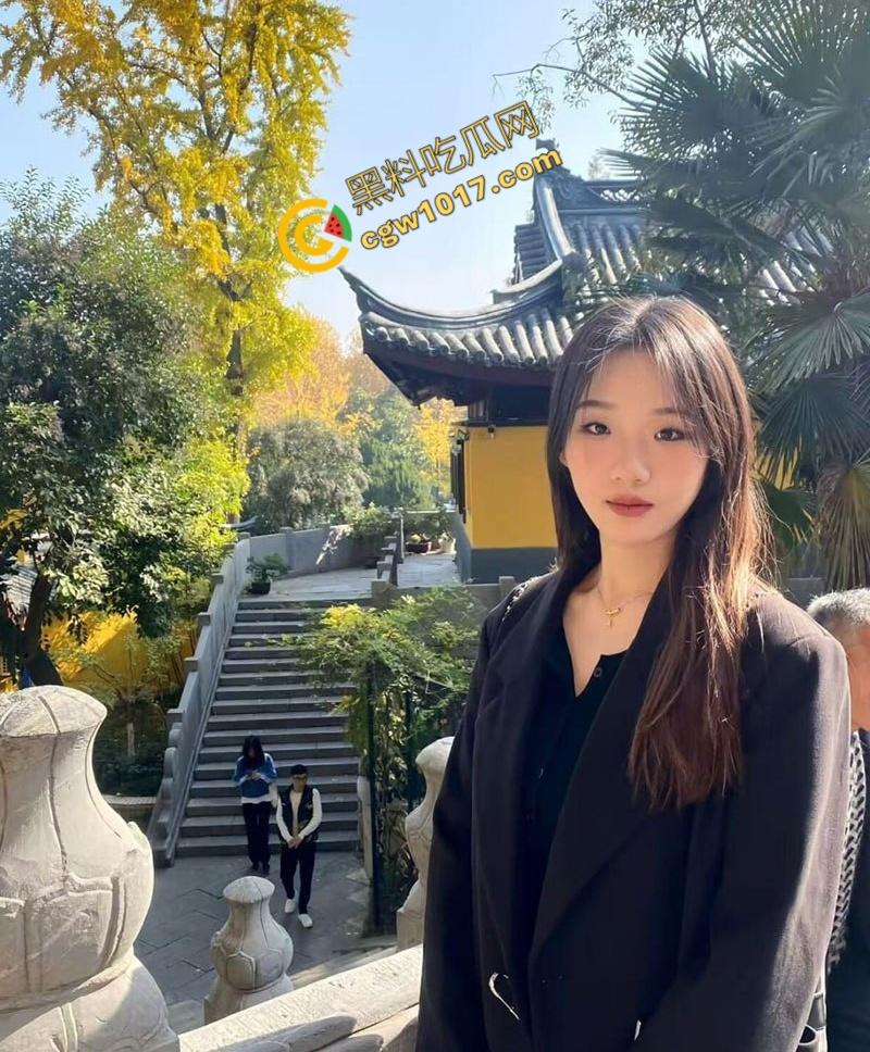 陕西校园女神【杨子诺】被包养视频流出：酒店内跪地献咽，丝袜撕烂，狂野激情，彻底堕落为欲望玩物！