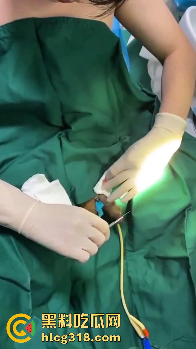 广西猛男刀切小鸡鸡,00后小火竟自己动手割下鸡巴,还给女友口交玩弄,现在都玩这么变态了么!