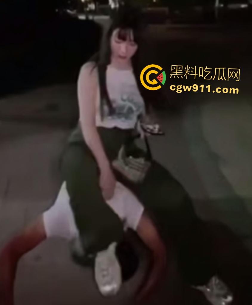 夜晚公园女王骑脸调教男狗,黑丝酸臭脚丫塞嘴狂舔,跪爬当坐骑虐待,这狗男人被调教得真好!