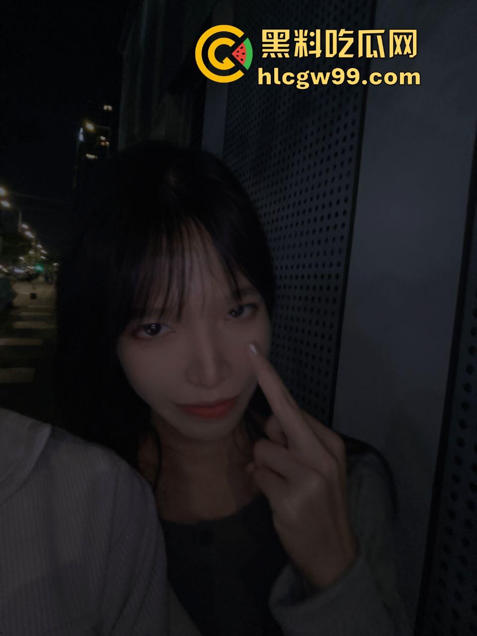 太子前任贱货【孙景祐】投稿曝光，制服套装全被爆干，骚到竖中指比友好手势，各种姿势玩得花样百出！