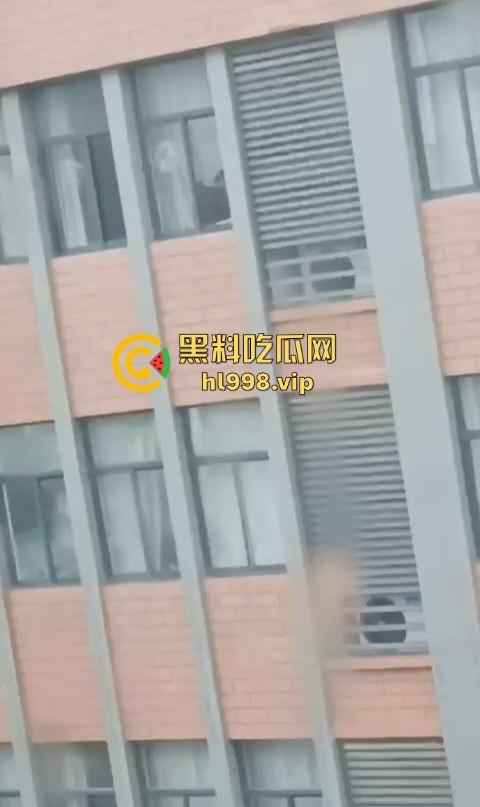 宁波三中小情侣教室帘后偷情!男友午休抓紧时间快枪上阵,被对面拍个正着!