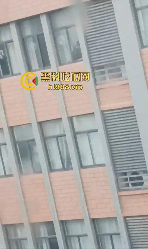 宁波三中小情侣教室帘后偷情!男友午休抓紧时间快枪上阵,被对面拍个正着!