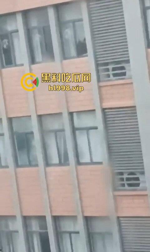 宁波三中小情侣教室帘后偷情!男友午休抓紧时间快枪上阵,被对面拍个正着!