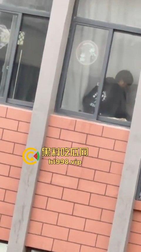 宁波三中小情侣教室帘后偷情!男友午休抓紧时间快枪上阵,被对面拍个正着!