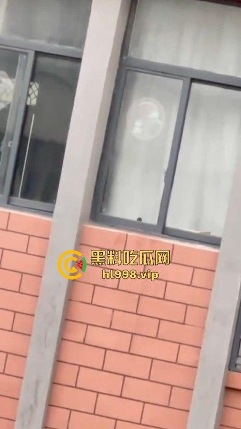 宁波三中小情侣教室帘后偷情!男友午休抓紧时间快枪上阵,被对面拍个正着!