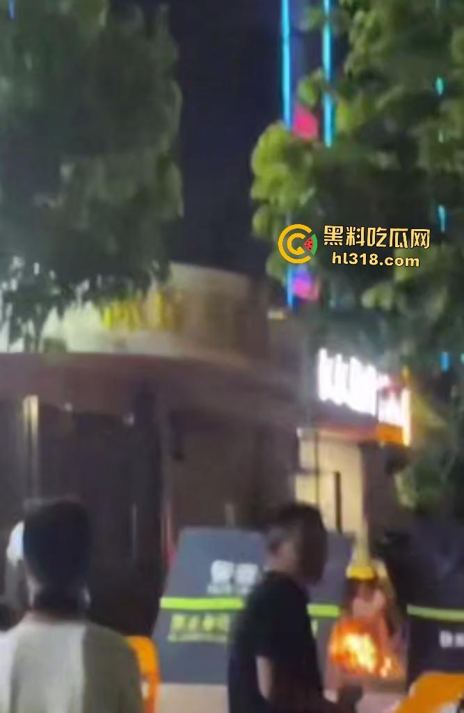 广州小伙去足浴找技师打飞机爽过头猝死,女技师神级手活三分钟撸爆,这体质还去找技师?