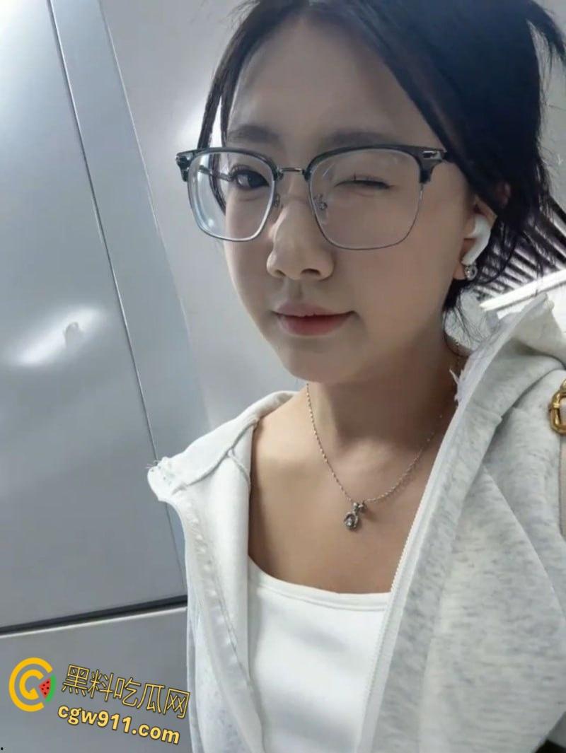 山西临汾微胖学妹【徐淼淼】,与男友酒店镜前后入自拍,极品翘臀后入爆操,白嫩巨乳晃动不止!