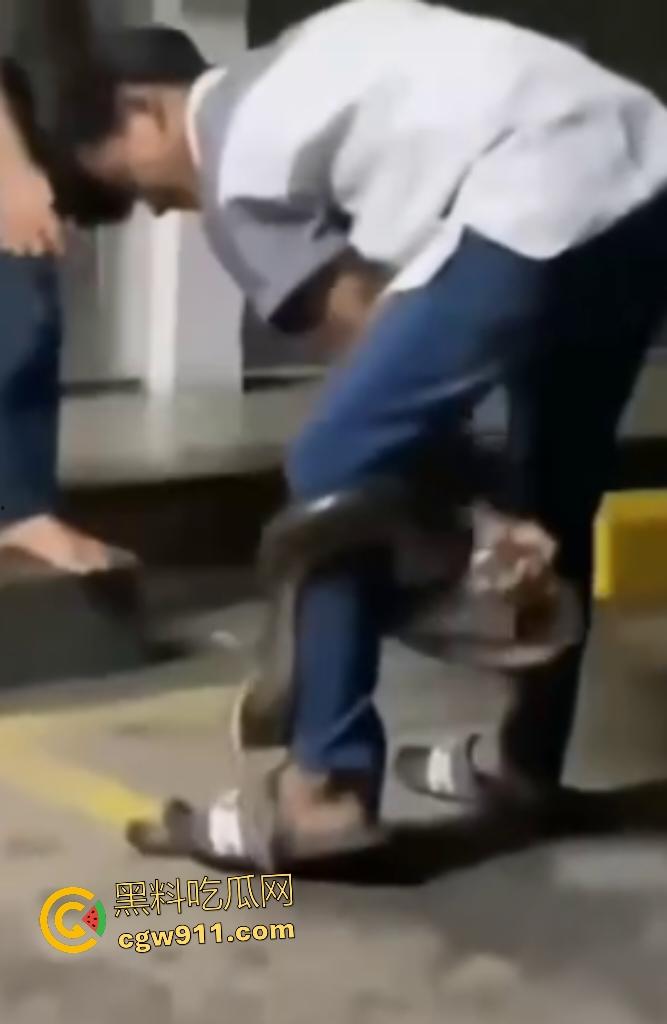 印度作死狂人闲蛋疼踩蟒蛇遭反杀!巨蟒一口咬住小腿死缠不放,发觉人太大吃不下灰溜溜逃窜!