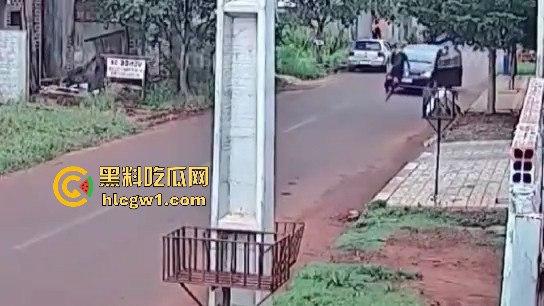 死侍附体的墨西哥硬汉！被车撞又挨两枪屁事没有，AK卡膛气得杀手怀疑人生，简直把杀手心态直接崩了！