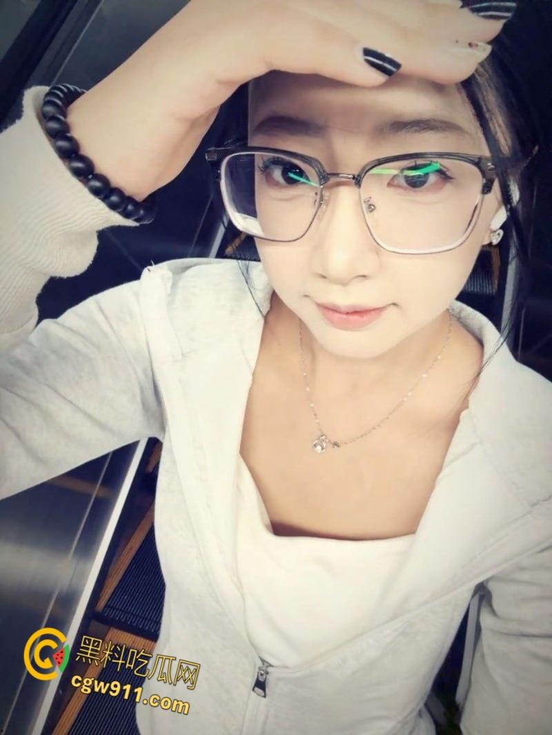 山西临汾微胖学妹【徐淼淼】,与男友酒店镜前后入自拍,极品翘臀后入爆操,白嫩巨乳晃动不止!