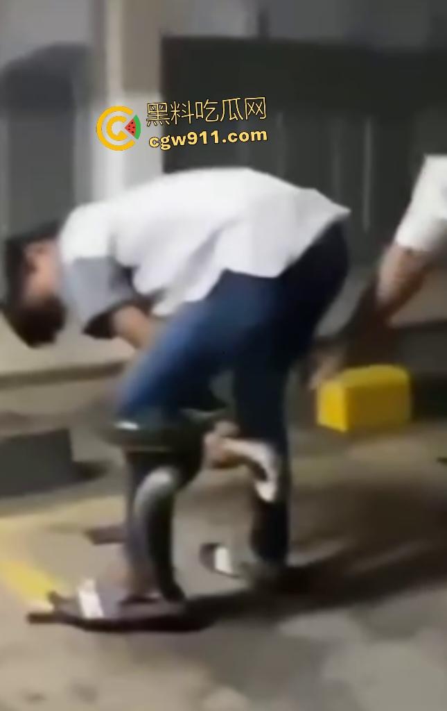 印度作死狂人闲蛋疼踩蟒蛇遭反杀!巨蟒一口咬住小腿死缠不放,发觉人太大吃不下灰溜溜逃窜!