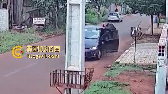 死侍附体的墨西哥硬汉!被车撞又挨两枪屁事没有,AK卡膛气得杀手怀疑人生,简直把杀手心态直接崩了!