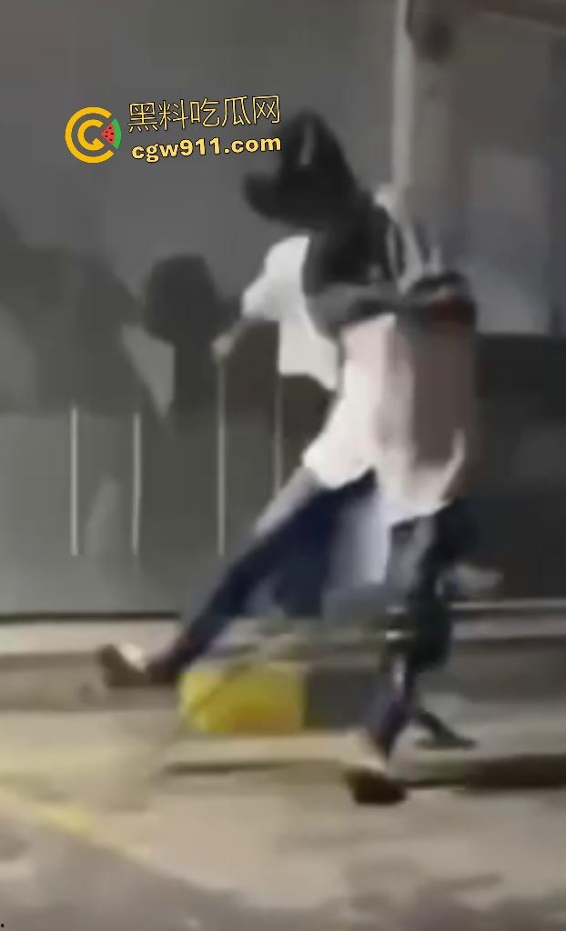 印度作死狂人闲蛋疼踩蟒蛇遭反杀!巨蟒一口咬住小腿死缠不放,发觉人太大吃不下灰溜溜逃窜!