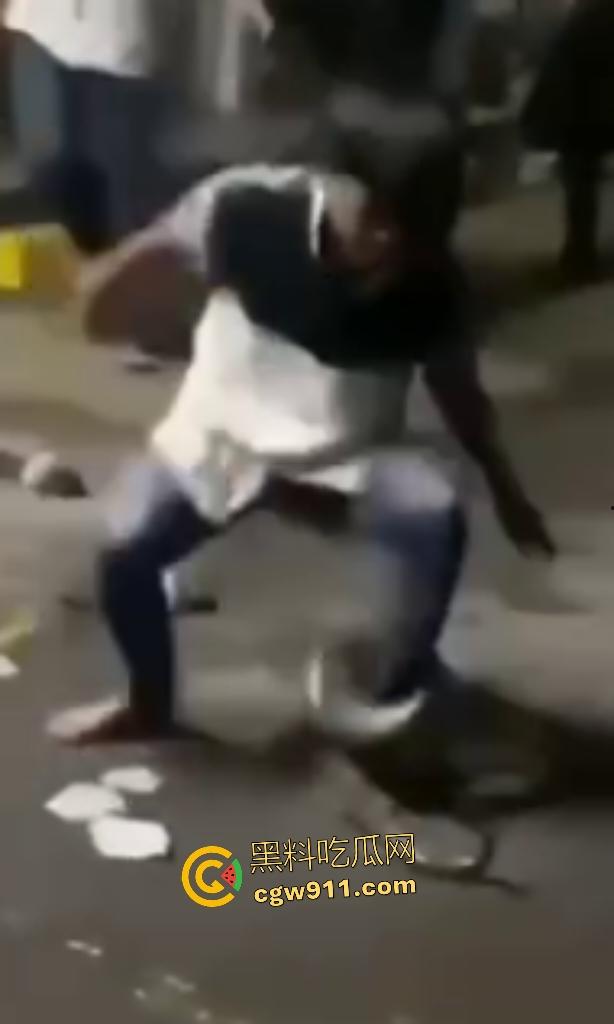 印度作死狂人闲蛋疼踩蟒蛇遭反杀!巨蟒一口咬住小腿死缠不放,发觉人太大吃不下灰溜溜逃窜!