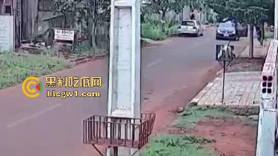 死侍附体的墨西哥硬汉!被车撞又挨两枪屁事没有,AK卡膛气得杀手怀疑人生,简直把杀手心态直接崩了!