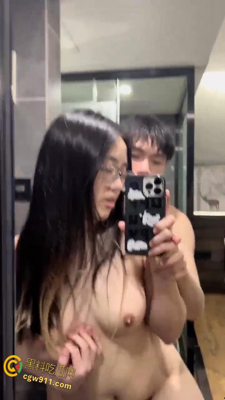 山西临汾微胖学妹【徐淼淼】,与男友酒店镜前后入自拍,极品翘臀后入爆操,白嫩巨乳晃动不止!