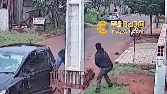 死侍附体的墨西哥硬汉!被车撞又挨两枪屁事没有,AK卡膛气得杀手怀疑人生,简直把杀手心态直接崩了!