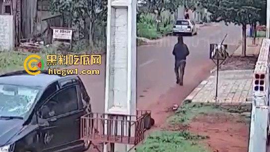 死侍附体的墨西哥硬汉!被车撞又挨两枪屁事没有,AK卡膛气得杀手怀疑人生,简直把杀手心态直接崩了!