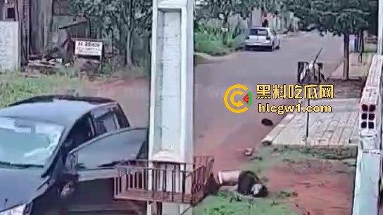 死侍附体的墨西哥硬汉!被车撞又挨两枪屁事没有,AK卡膛气得杀手怀疑人生,简直把杀手心态直接崩了!