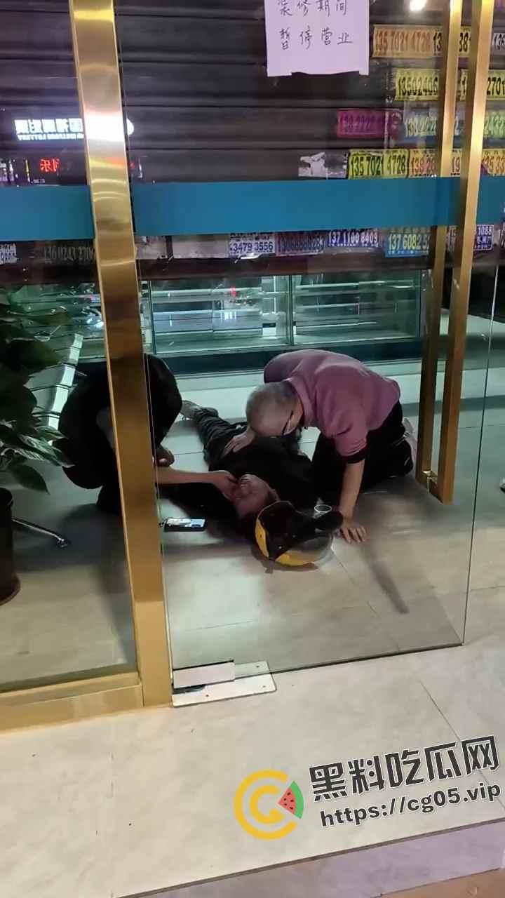 畅跑外卖员过劳猝死!一人跑三个人的量 卷死同行 卷死自己 现场抢救画面曝光