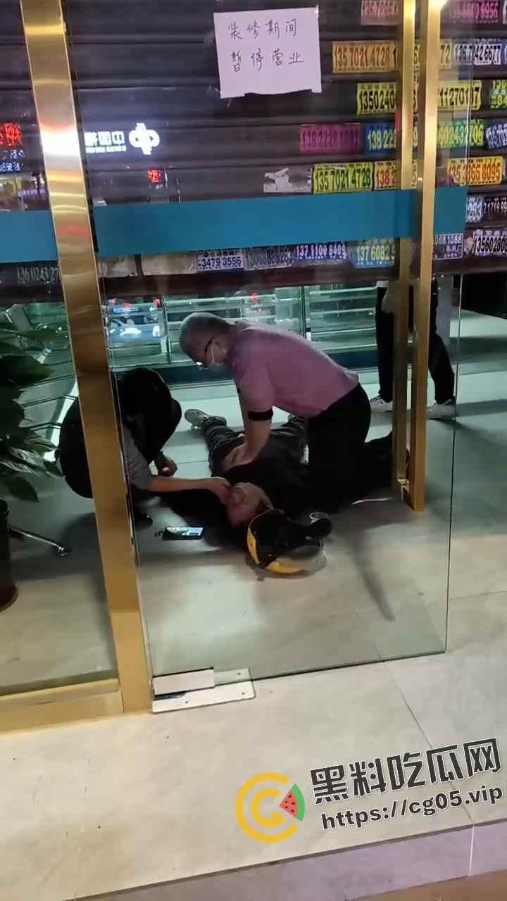 畅跑外卖员过劳猝死!一人跑三个人的量 卷死同行 卷死自己 现场抢救画面曝光