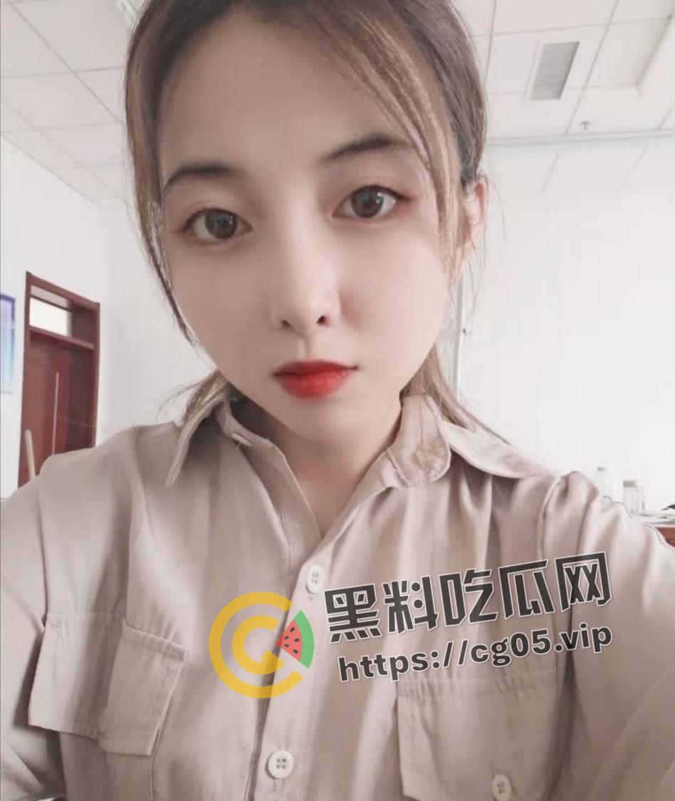 福州时代中学女老师和光头教导主任学校偷情 楼道里来一发 还玩婚纱cos 中学都要身体上位了吗