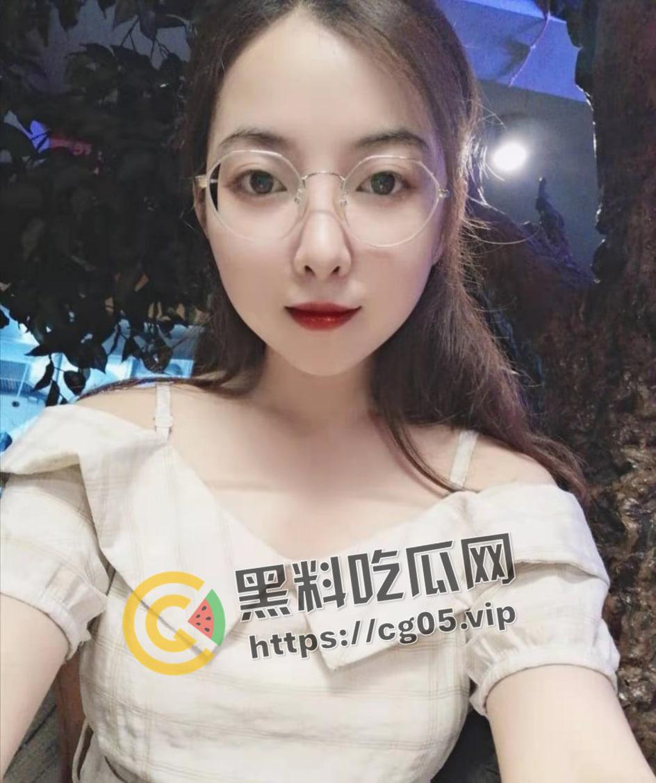 福州时代中学女老师和光头教导主任学校偷情 楼道里来一发 还玩婚纱cos 中学都要身体上位了吗