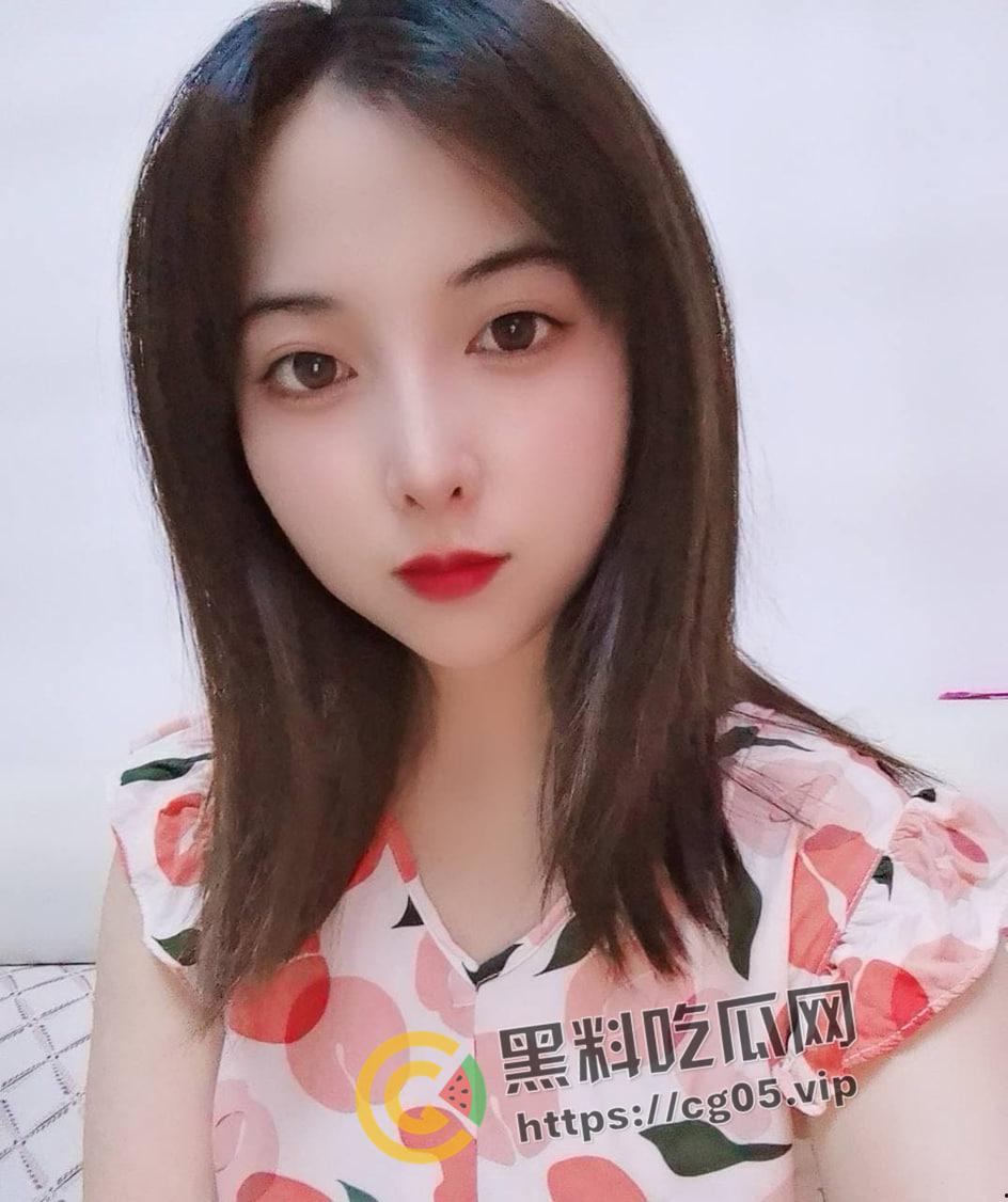 福州时代中学女老师和光头教导主任学校偷情 楼道里来一发 还玩婚纱cos 中学都要身体上位了吗