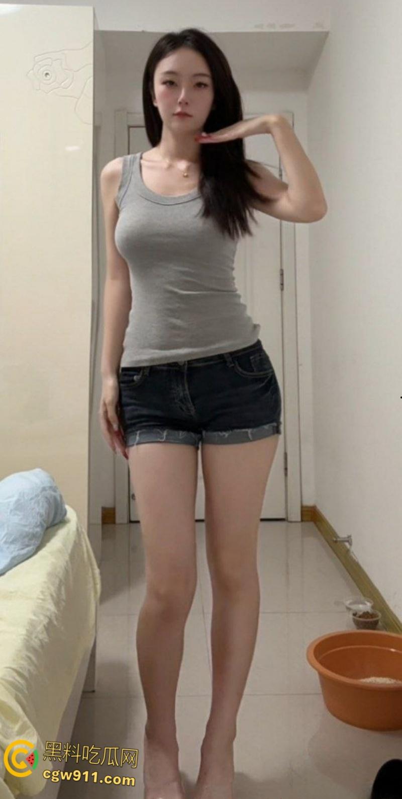 推特反差婊【不吃草莓】,大尺度露脸裸舞,美乳制服白虎母狗,开档黑丝劲爆骚舞,上演极致魅惑挑逗!