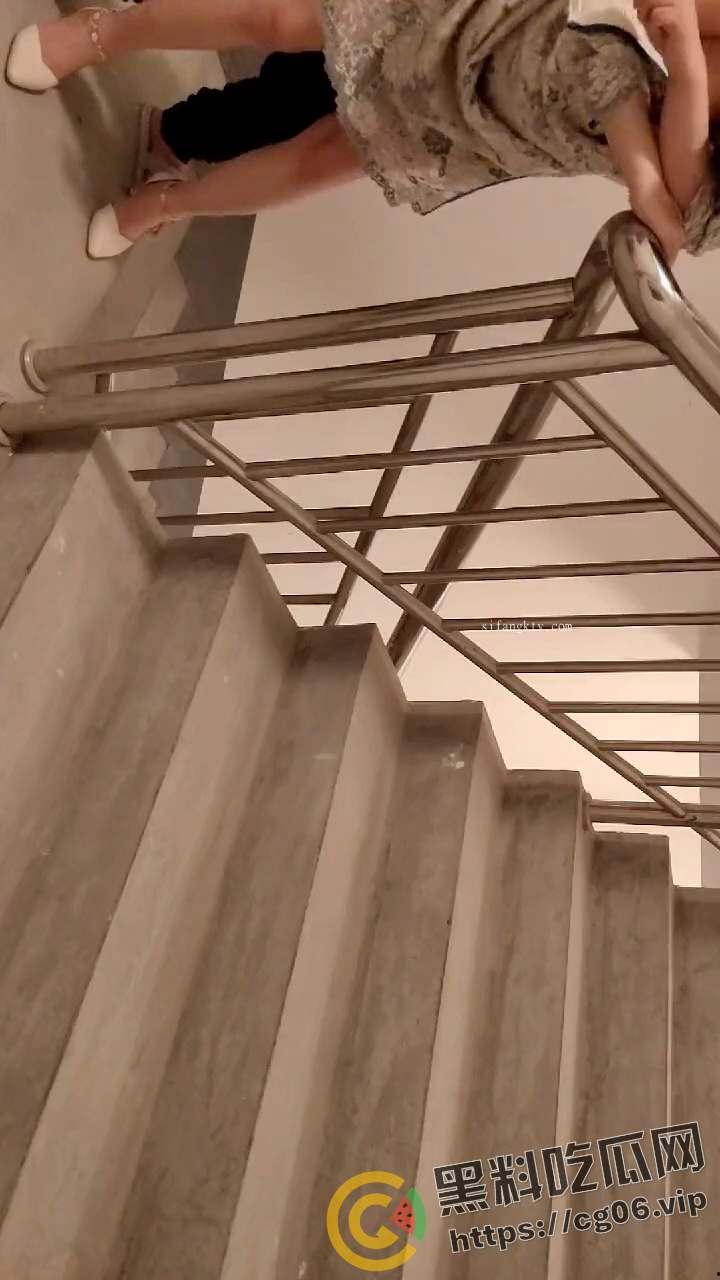 福州时代中学女老师和光头教导主任学校偷情 楼道里来一发 还玩婚纱cos 中学都要身体上位了吗