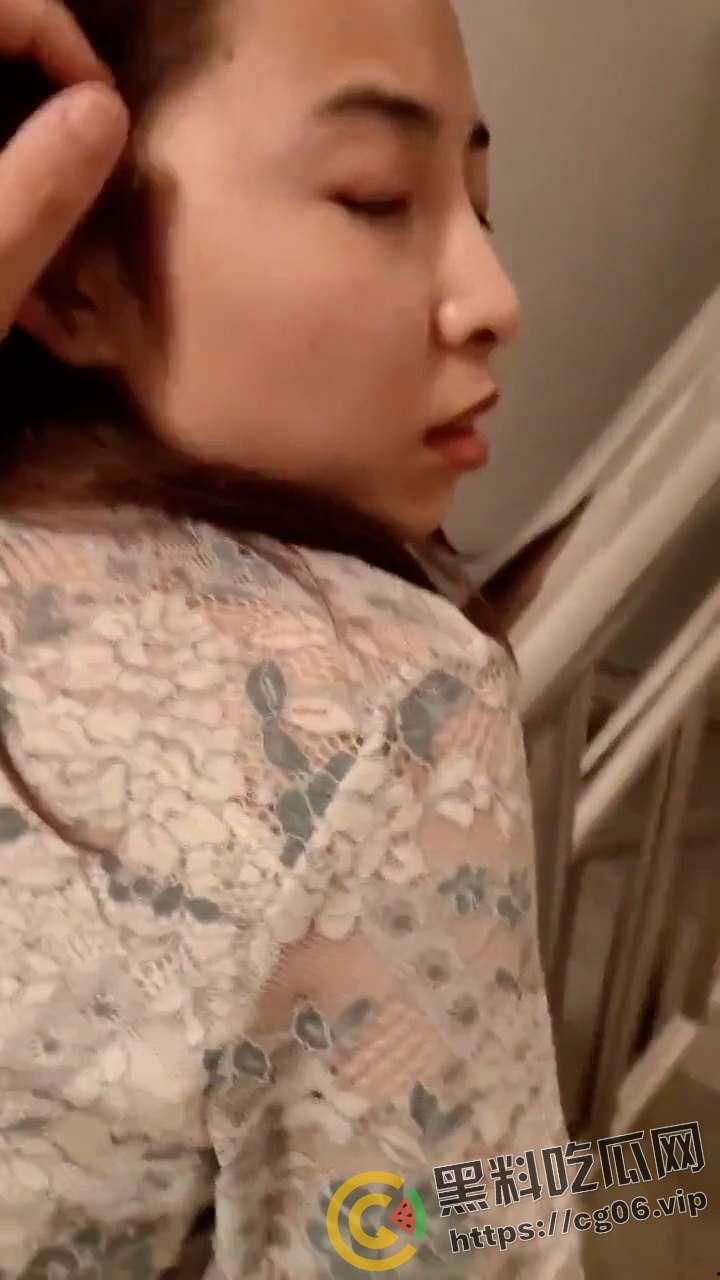 福州时代中学女老师和光头教导主任学校偷情 楼道里来一发 还玩婚纱cos 中学都要身体上位了吗